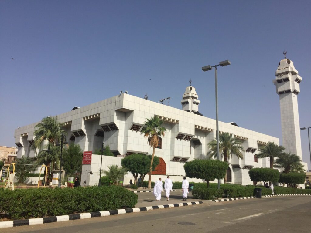 Masjid Aisha (Masjid e Taneem)