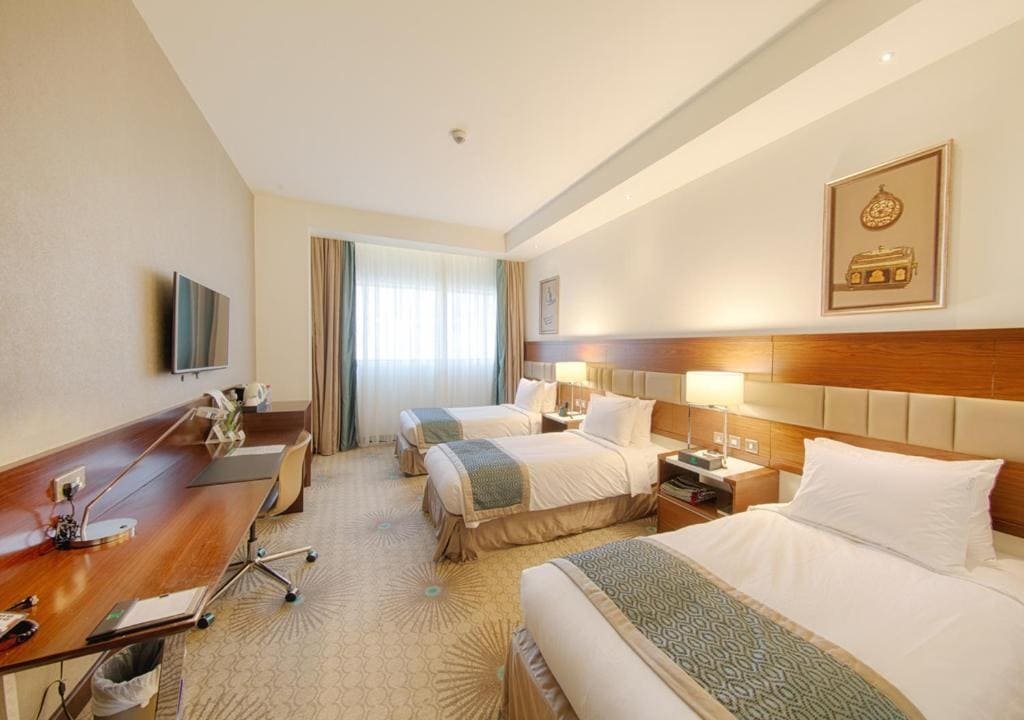 Standard triple room with three single beds at Makkah Al Aziziah