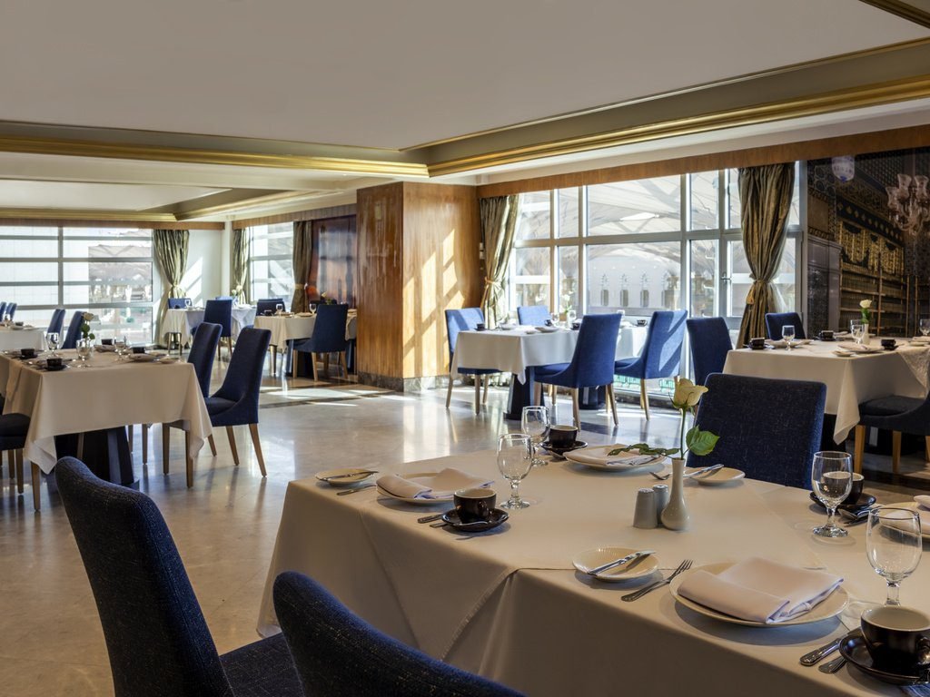 Restaurant dining room at Anwar Al Madinah Mövenpick