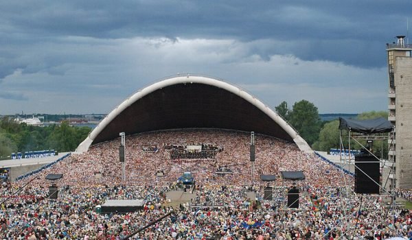 We design Estonian journeys that combine the best of both worlds: the cosmopolitan energy of Tallinn, with its medieval spires and vibrant food scene, and the calm, tranquil beauty of Estonia’s forests, lakes, and islands. Every detail is planned, from curated experiences—like a private folk concert in a manor house—to unique moments like dining on wild mushrooms in the forests or visiting remote lighthouses on unspoiled islands. Uniworld’s